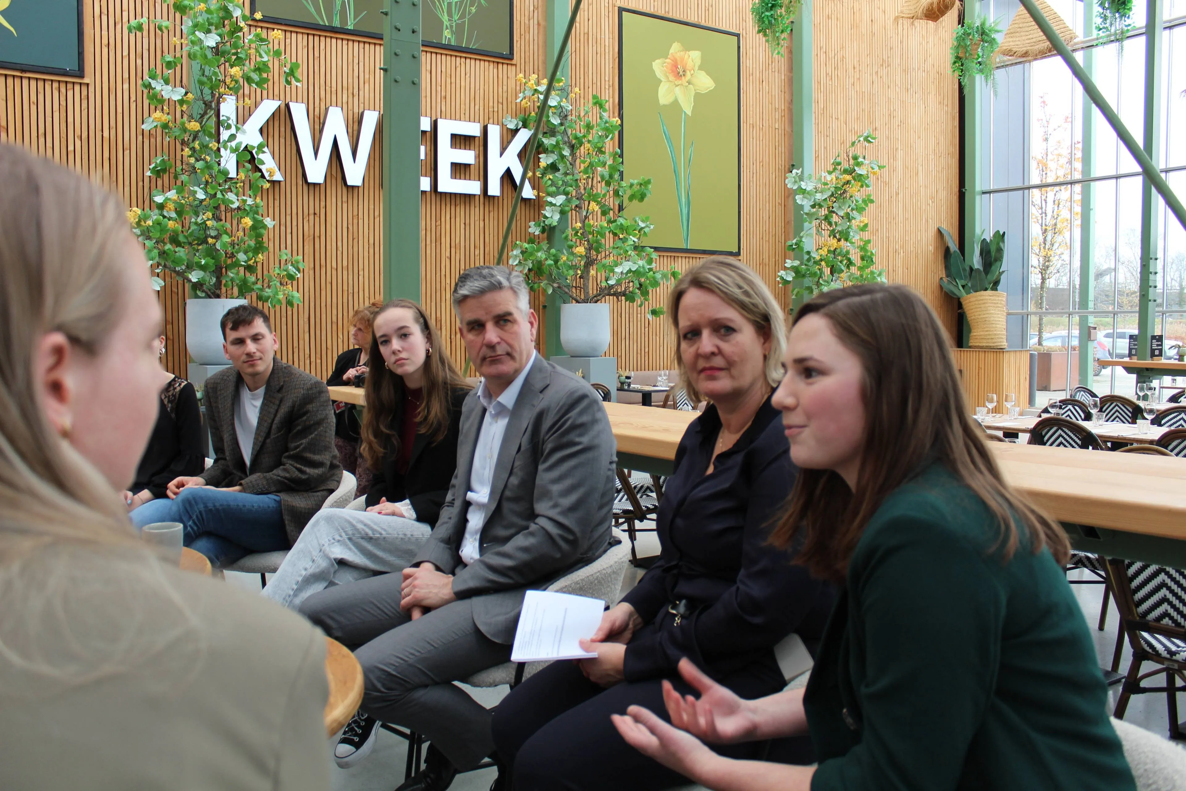 Staatssecretaris Koen Becking in gesprek jeugd bij 40-45 De Musical © Chris Ouboter