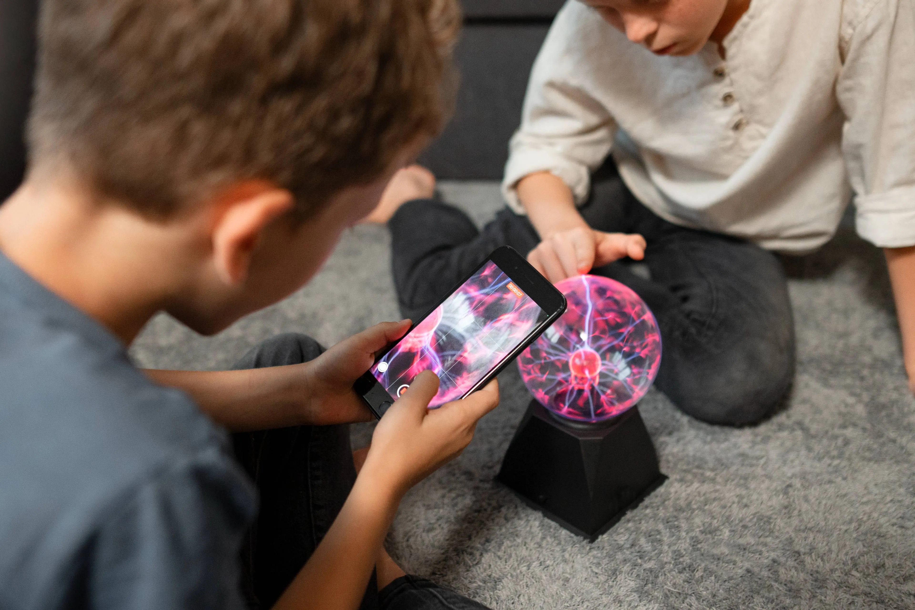 kids-interacting-with-plasma-ball