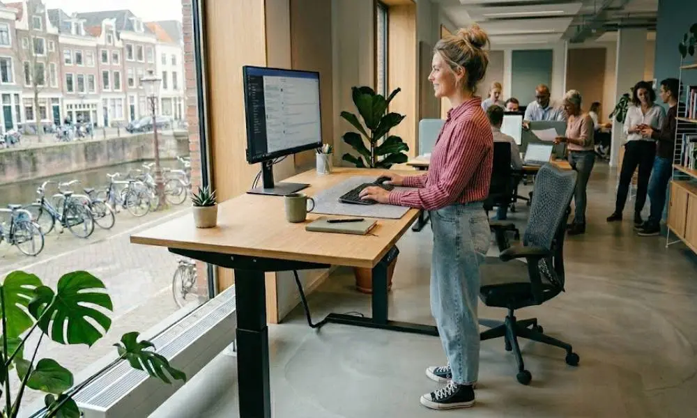 zittend-staand-werken-zit-sta-bureau-nederlands-kantoor (1)