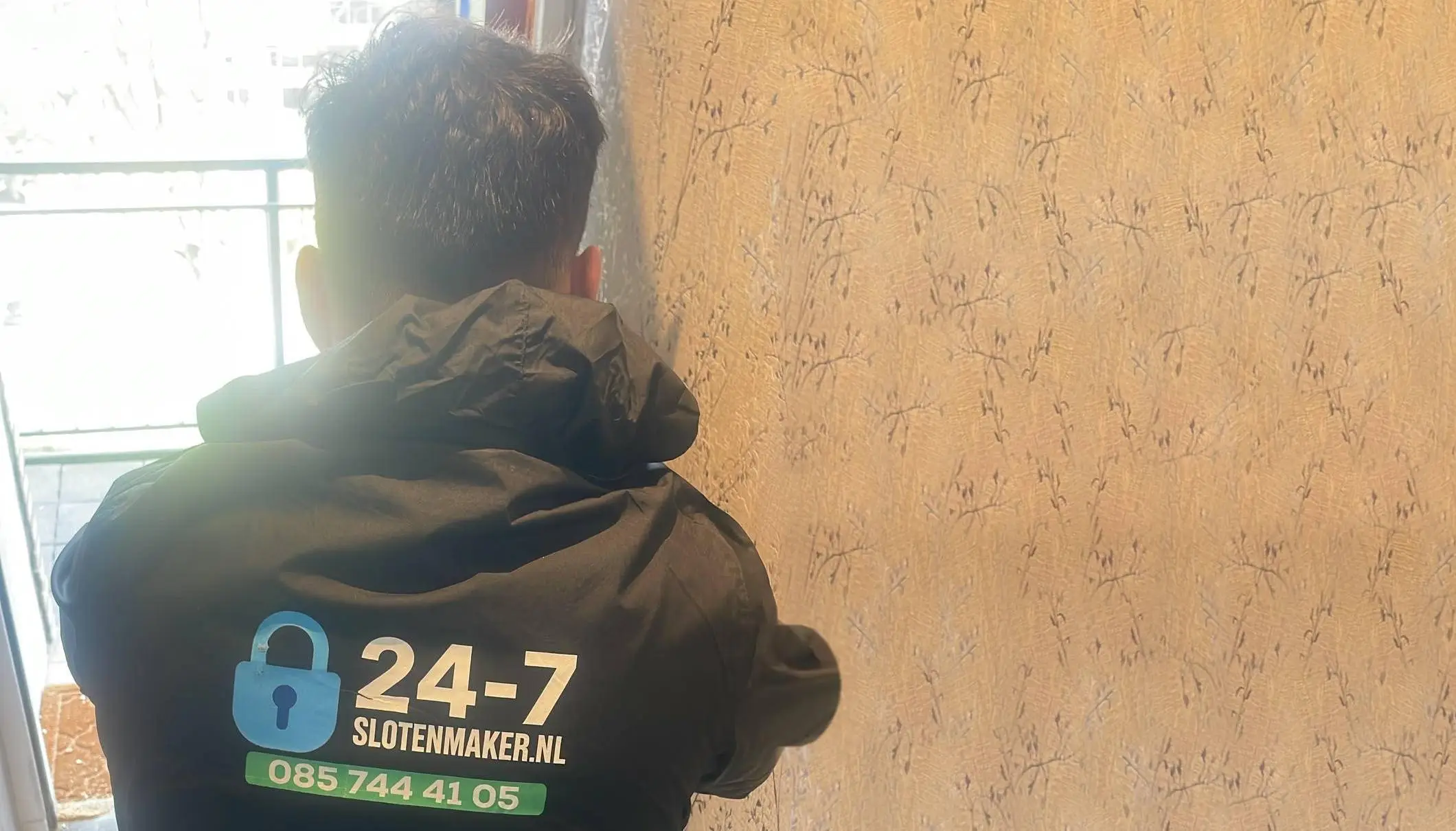 SEOBOB - 24-7 Slotenmaker - Foto jas breed hoge resolutie
