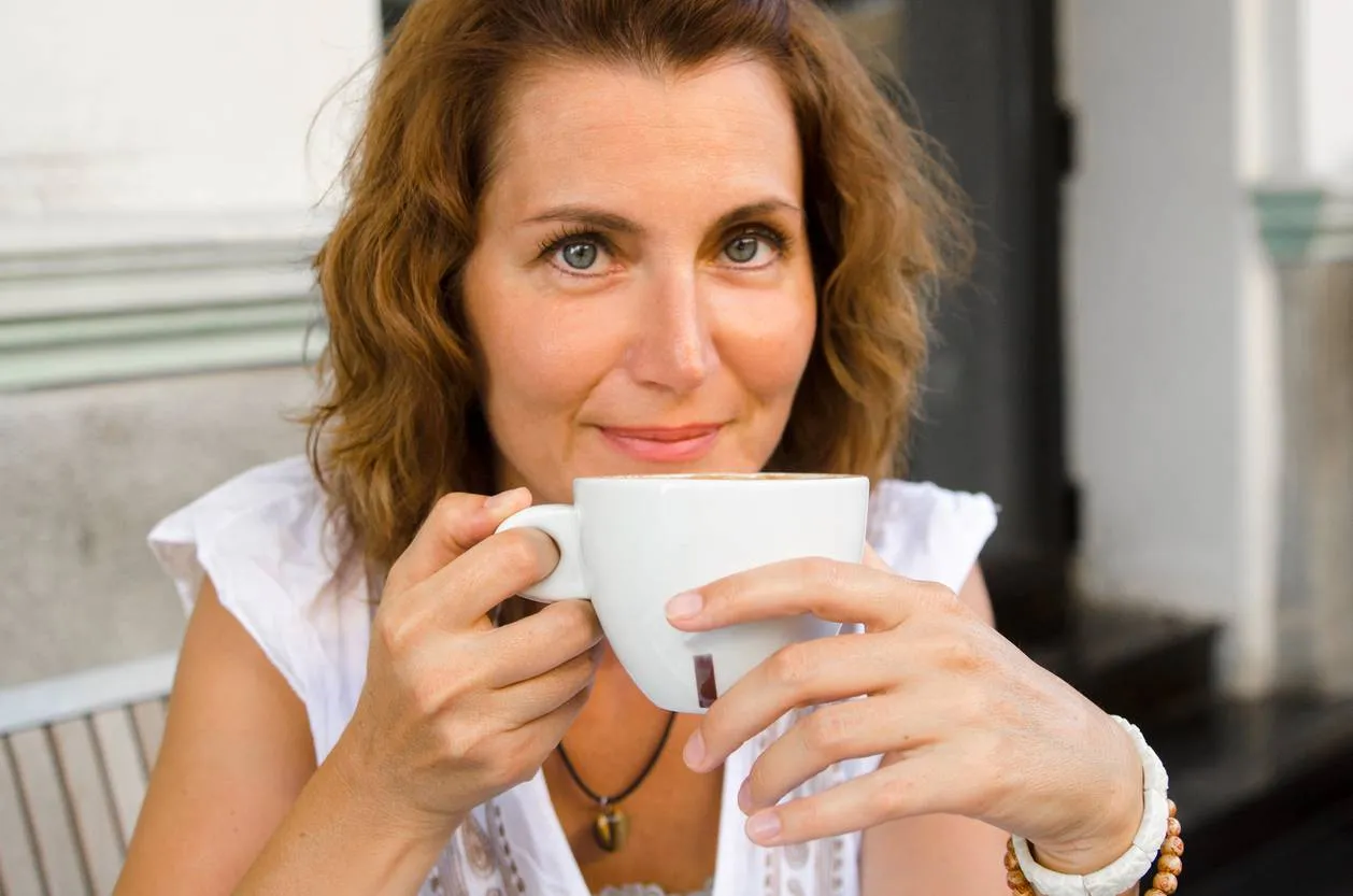 Vrouw drinkt koffie