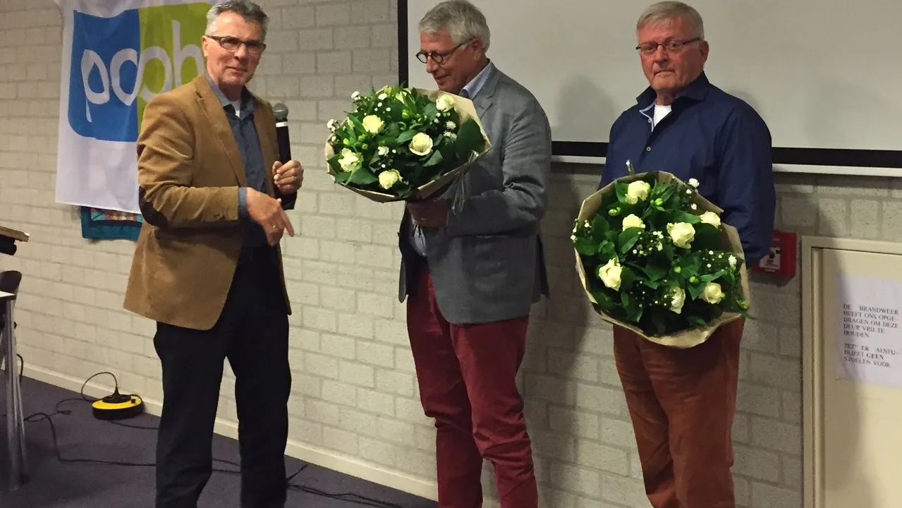 2015 04 22 pcob voorzitter jaap roele l overhandigt vertrekkende bestuursleden herman verheij m en johan reijersen r bloemen
