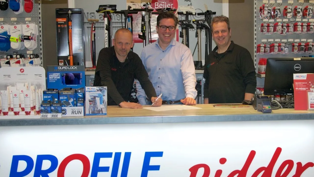 2018 03 15 ridder voek tekenen sponsorcontract