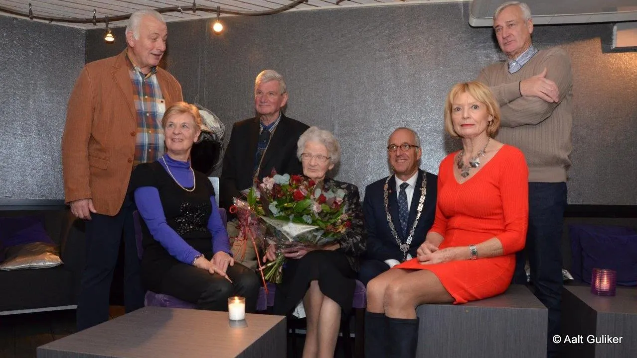 c2d5uohqikgfwpfvmi418aktd 2013 11 23 100 jarige hoevelaken