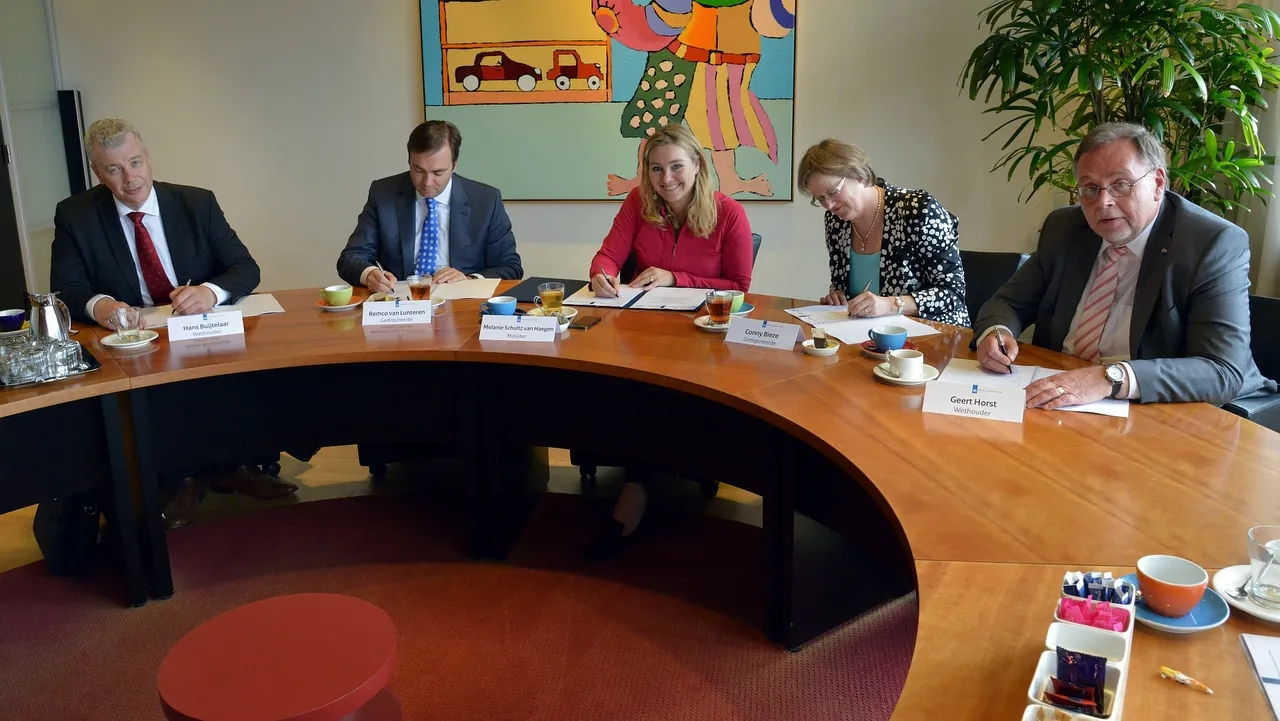 xq77uu5d084uu5lovwd2nlsyd 2013 06 20bok2ondertekening