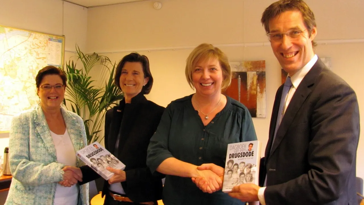 2015 01 16 moedige moeders overhandigen boek aan wethouders
