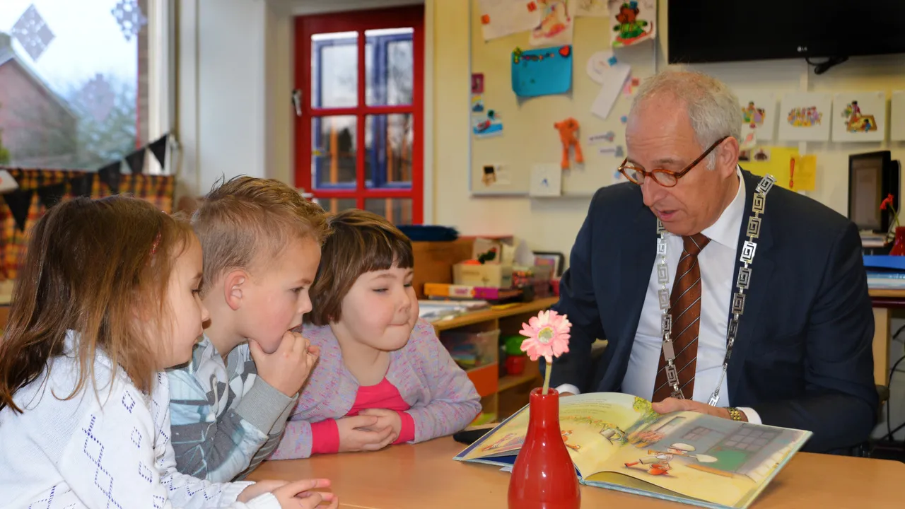 2015 01 21 burgemeester renkema leest voor