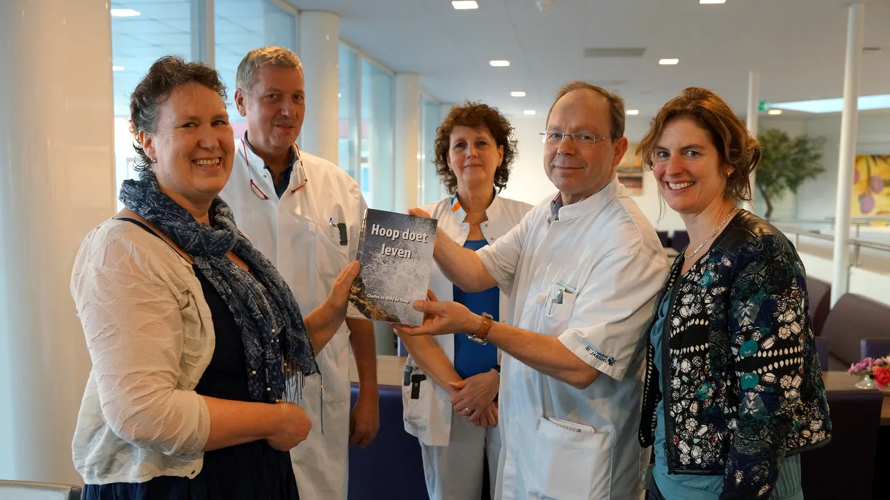 2015 02 11 overhandiging boek familie de hoop