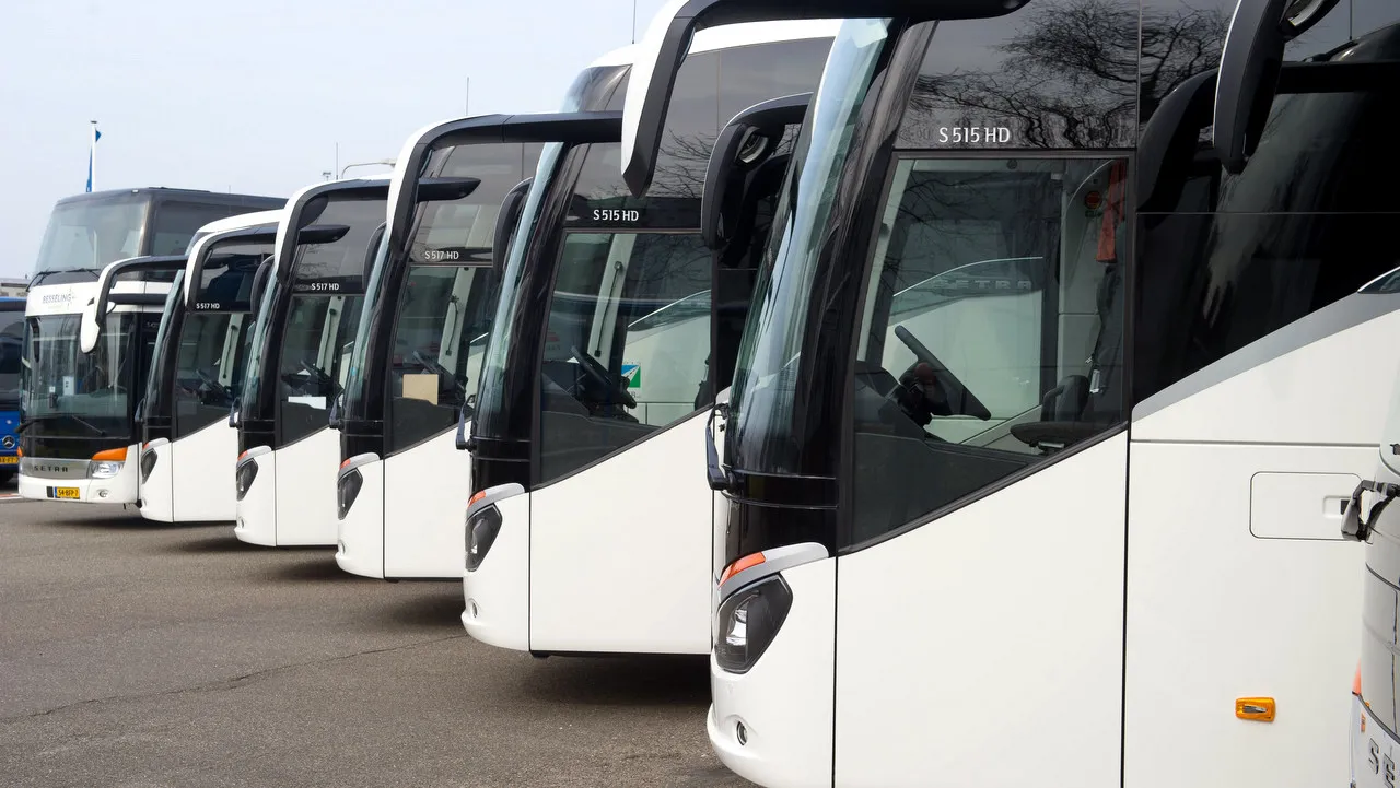2015 03 24 besseling vervoert zeven nieuwe touringcars zijaanzicht