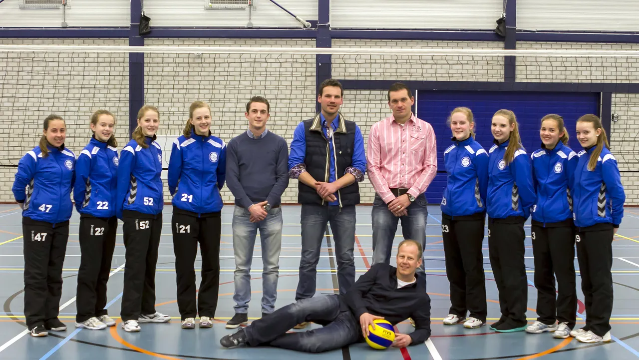 2015 03 26 nvc meisjes b1 met trainer en sponsoren 2