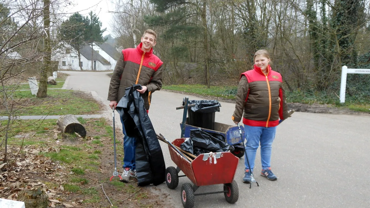 2015 04 22 accent esme spierings naarden stein pilon zeewolde aan het werk in de groenvoorziening