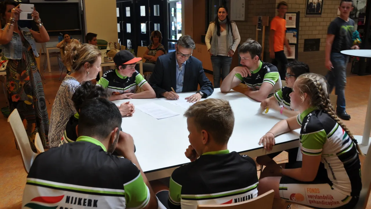 2015 06 14 accent de jongeren bespreken de voorwaarden van het contract