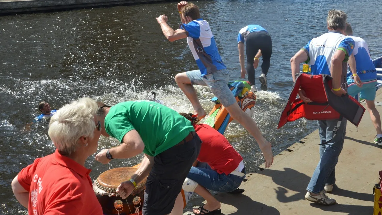 2015 06 27 drakenbootrace klompenwokkels springen in het water 27 6