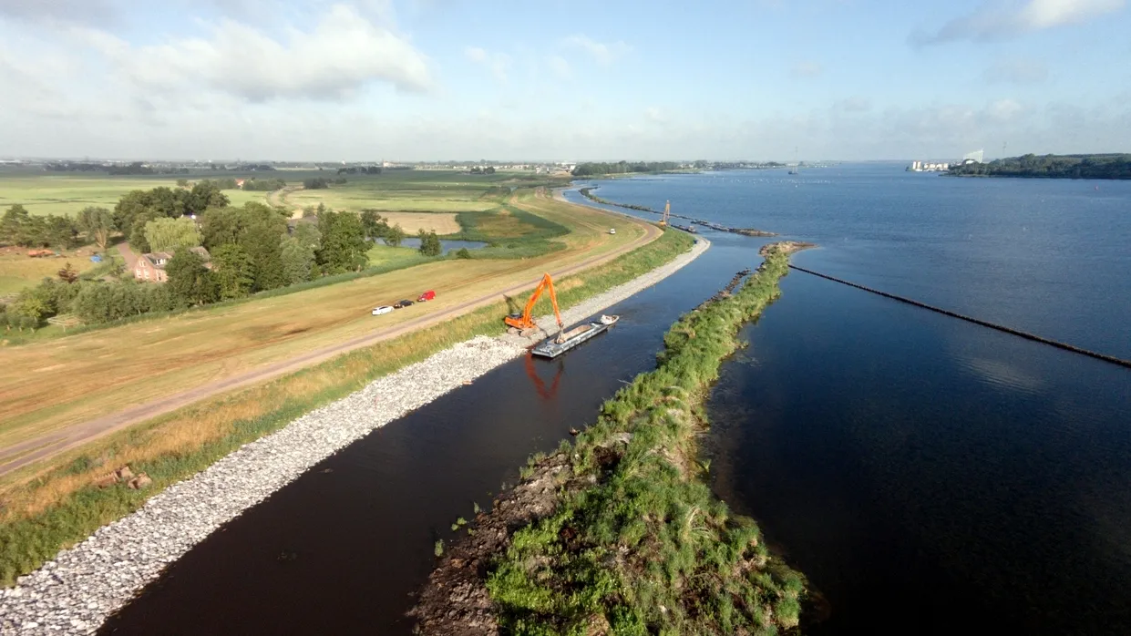 2015 07 15 luchtfoto aanbrengen steunberm aan arkemheense zeedijk bij nijkerk