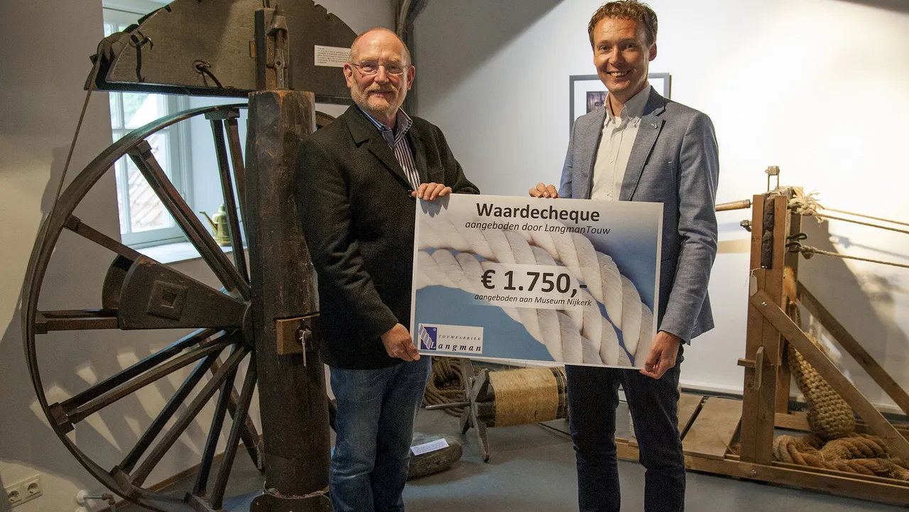 2015 09 07 overhandigen cheque fa langman foto gerrit van de veen 01