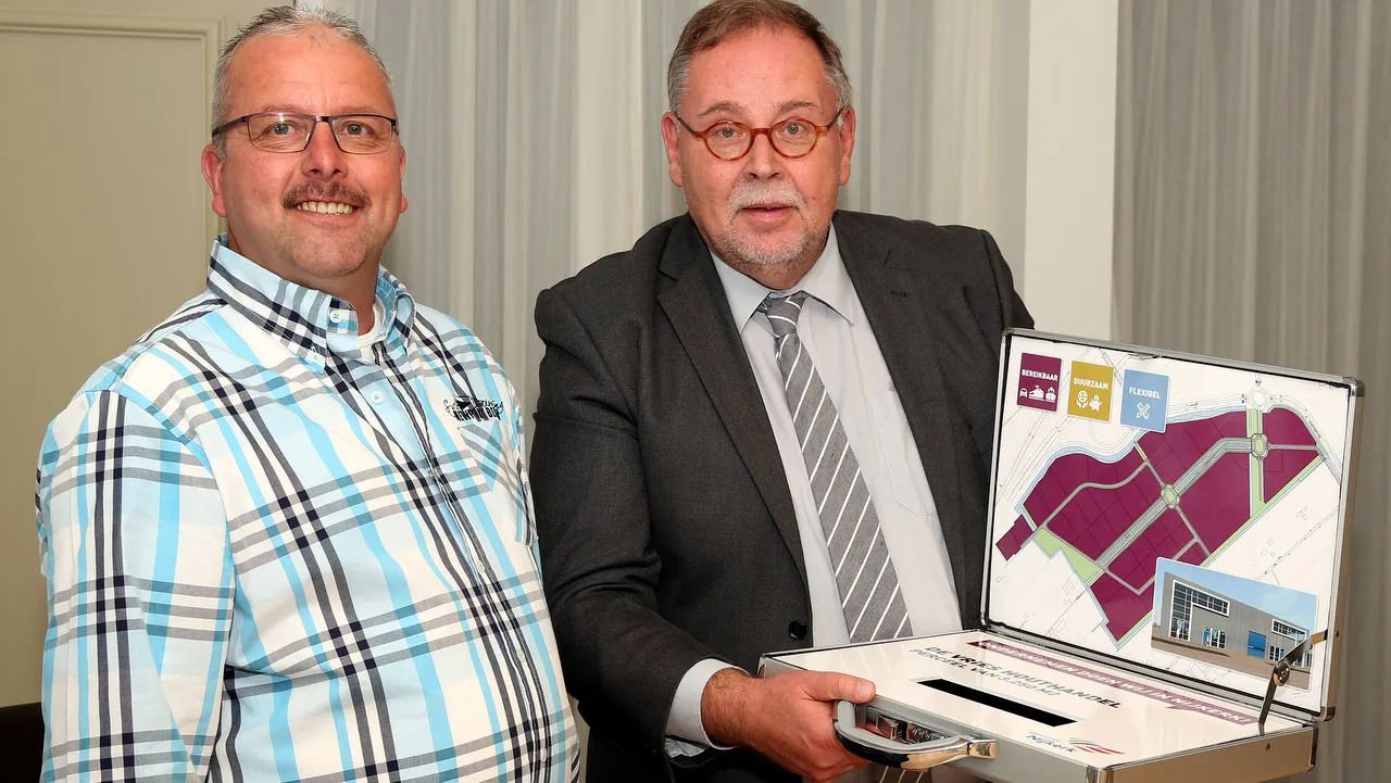 2015 09 16 geert horst en dhr de vries verkoop grond de flier