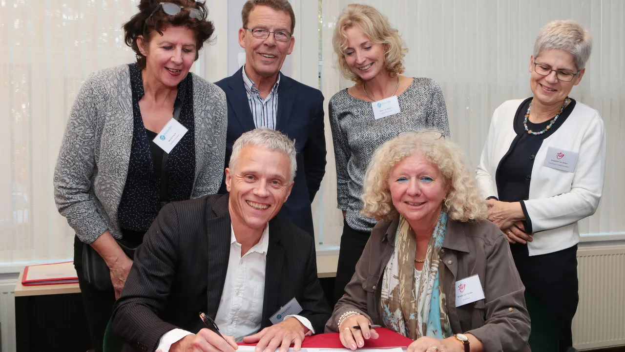 2015 11 02 ondertekening samenwerking trombosediensten