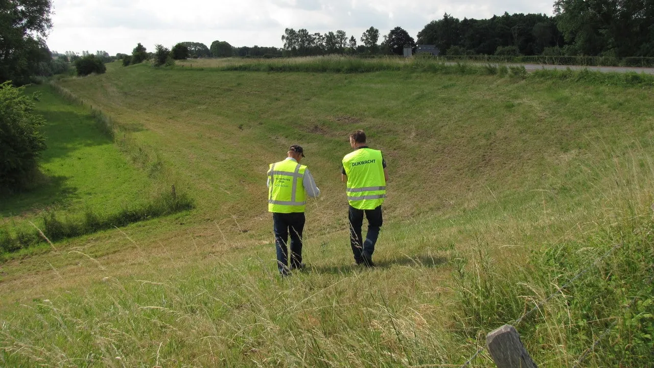 2015 11 04 medewerkers van het waterschap inspecteren de dijken foto vallei en veluwe