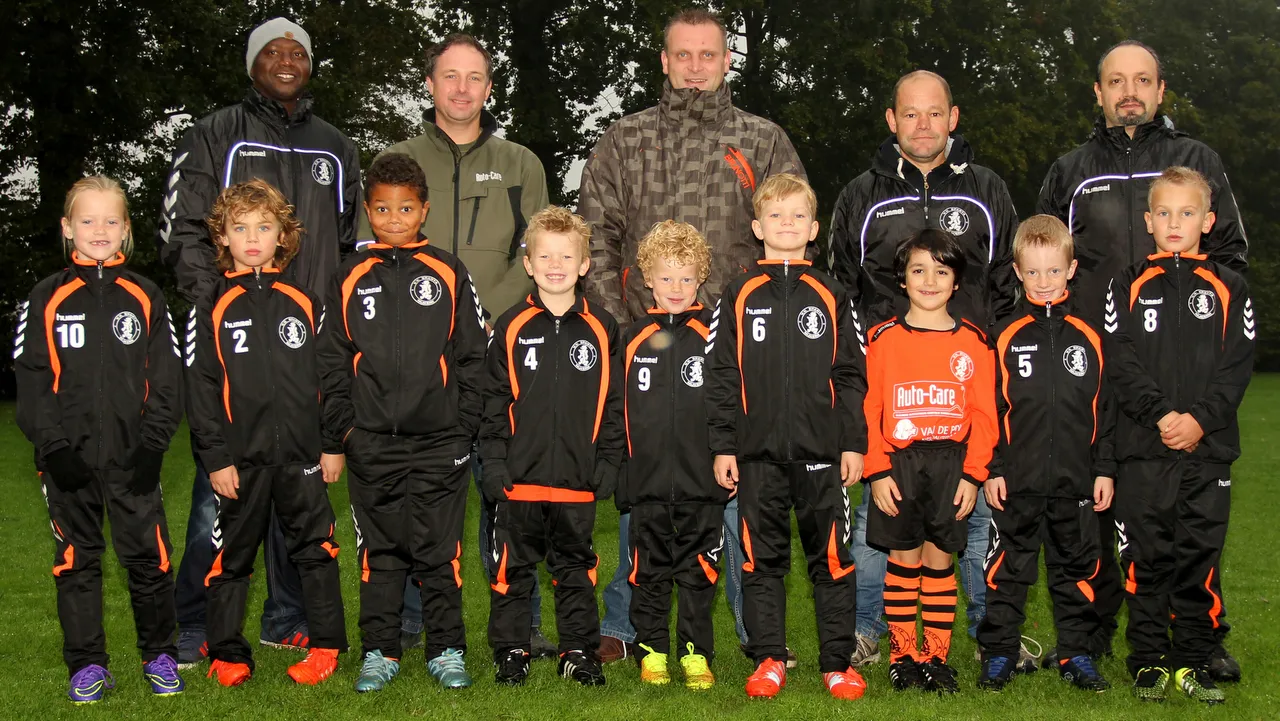 2015 11 120 vv sparta nijkerk f8 met leiders en sponsors
