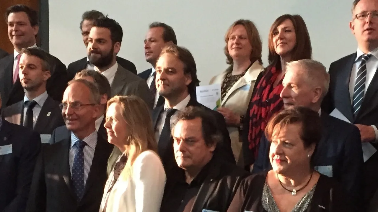 2015 11 19 minister kamp en wethouder van der hurk van loozen