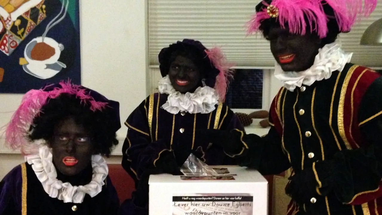 2015 11 27 zwarte pieten doneren de waardepunten voor voedselbank 2