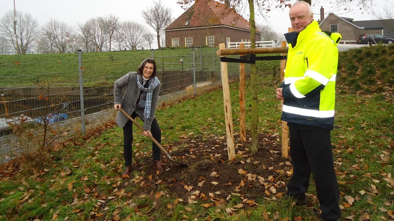 2015 12 18 erik droogh en wethouder marly klein planten rode beuk 2