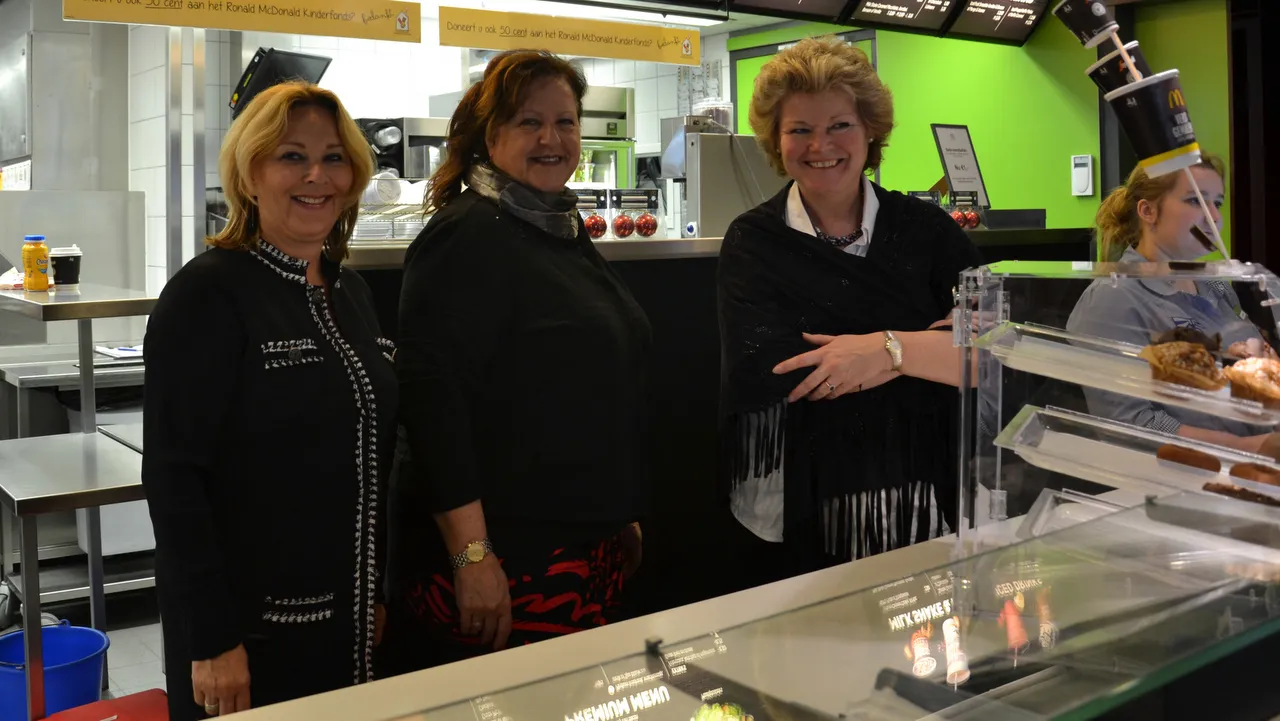 2015 12 23 bedrijfsbezoek mcdonalds nijkerk wethouder van der hurk