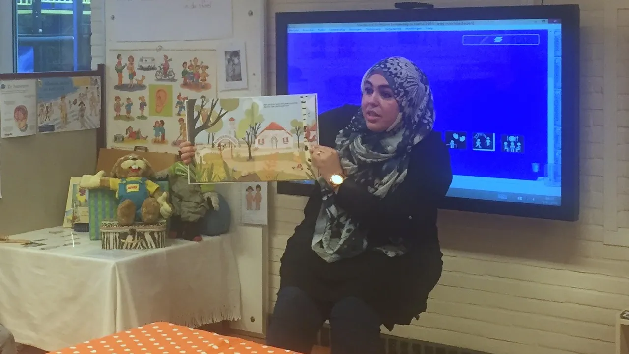 2016 02 02 wethouder aboyaakoub leest voor koning emmaschool