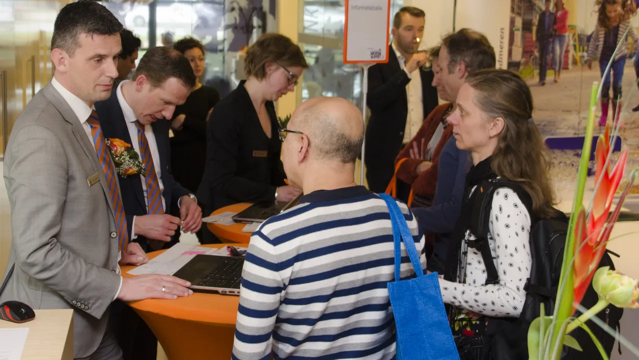 2016 04 01 rabo woonbuffet persbericht informatiebalie met klanten