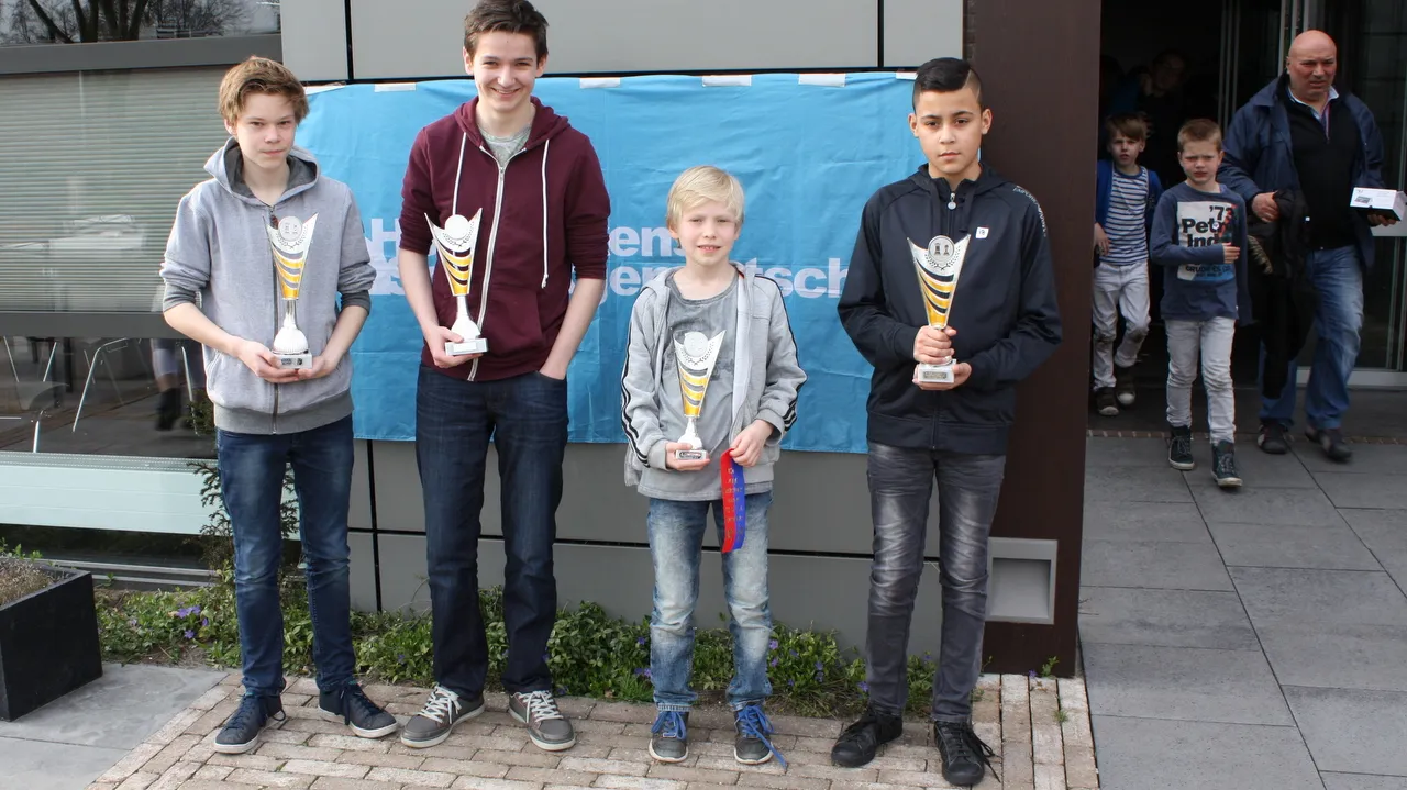 2016 04 03 hoevelakens schaakgenootschap winaars toernooi 1