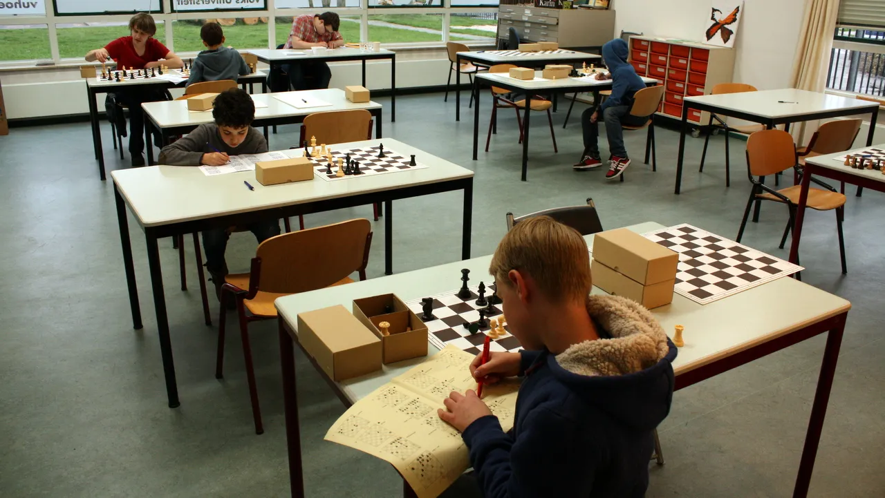 2016 04 22 focus tijdens het schaakexamen