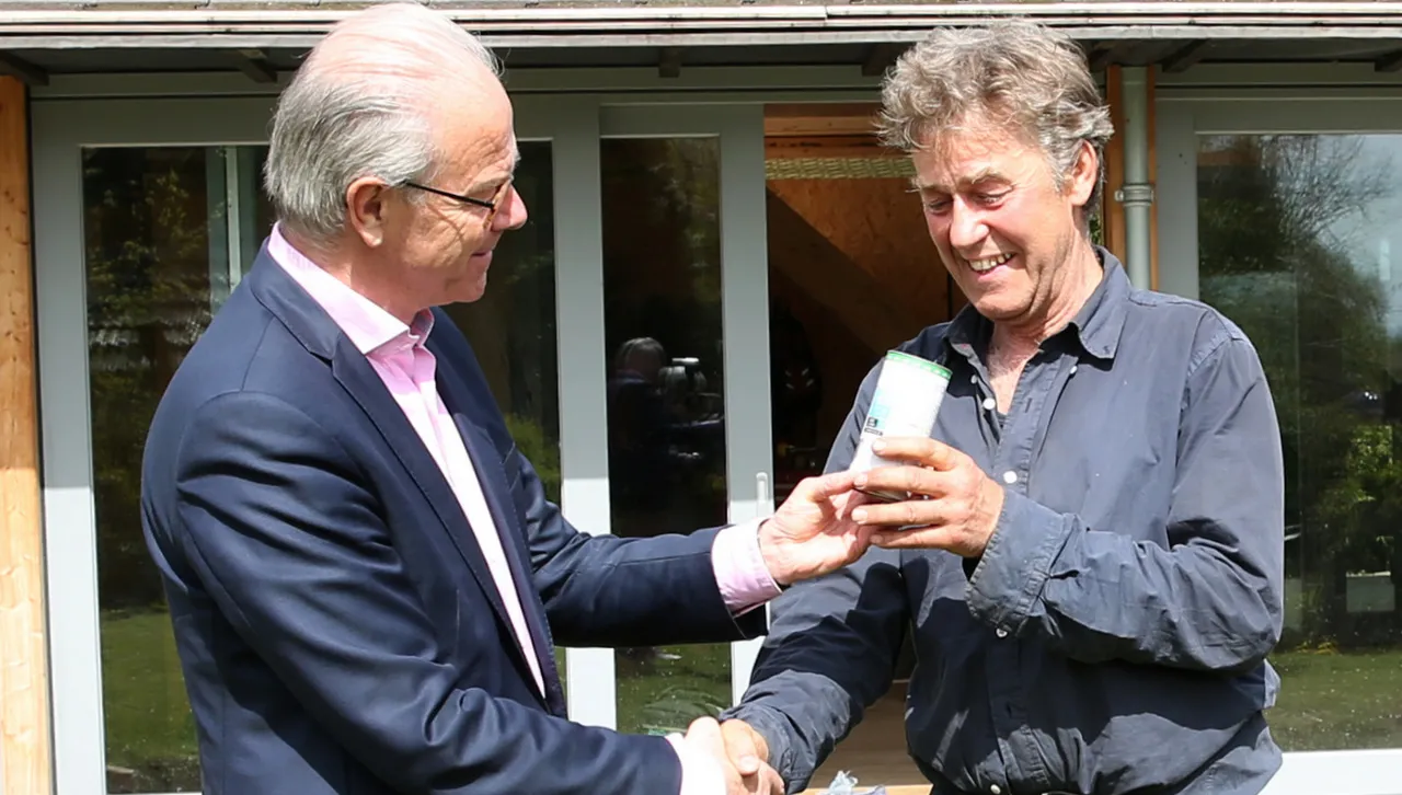 2016 04 25 wethouder wim van veelen en de heer kloet wijnijkerk energiebesparing