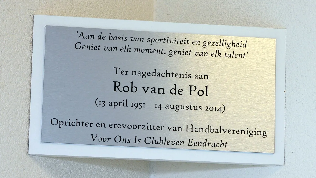 2016 05 21 voice handbal jubileum 21 5 plaquette