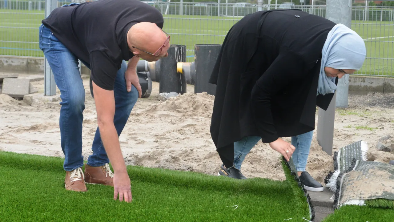 2016 08 12 veensche boys nadya bezoek kunstgras 12 8 v