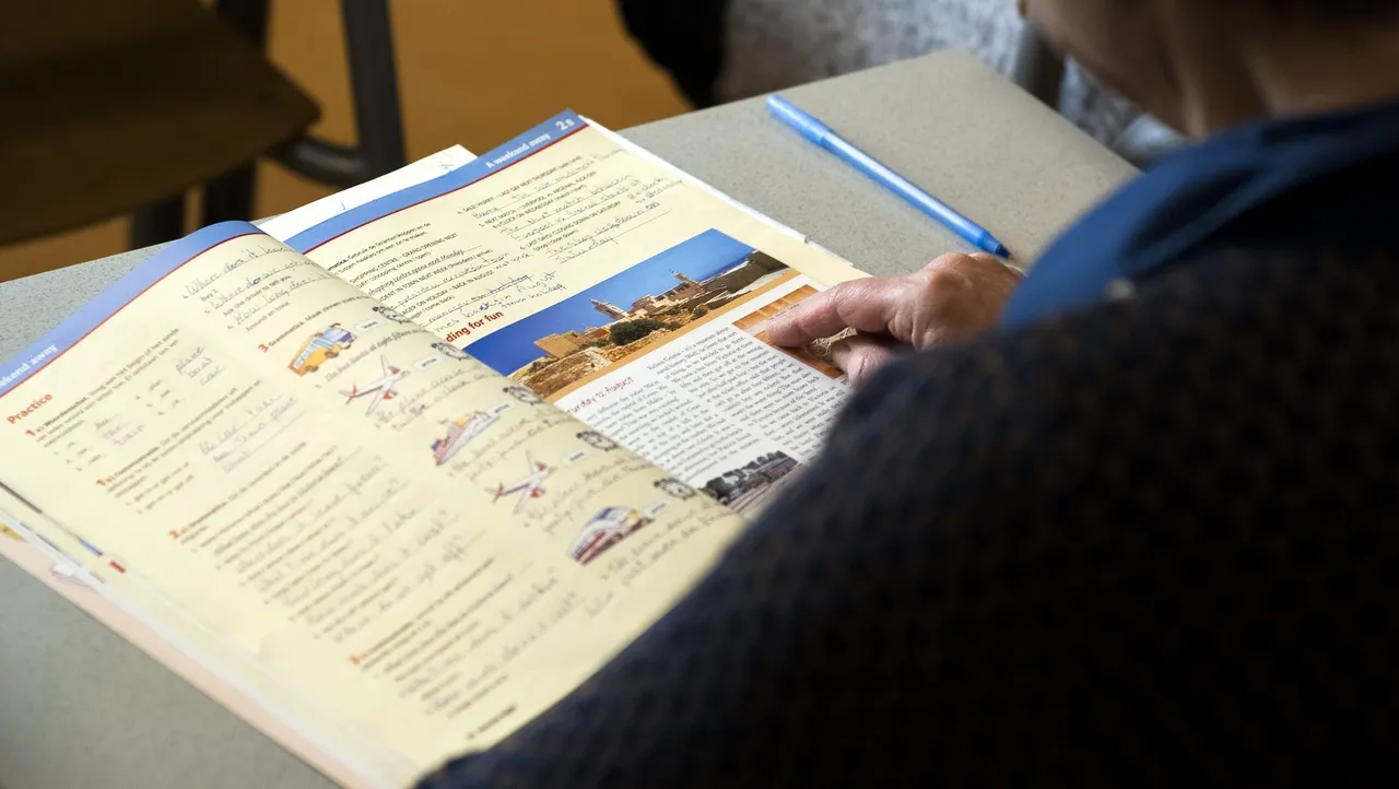 2016 08 23 vun vrije universiteit boek over schouder