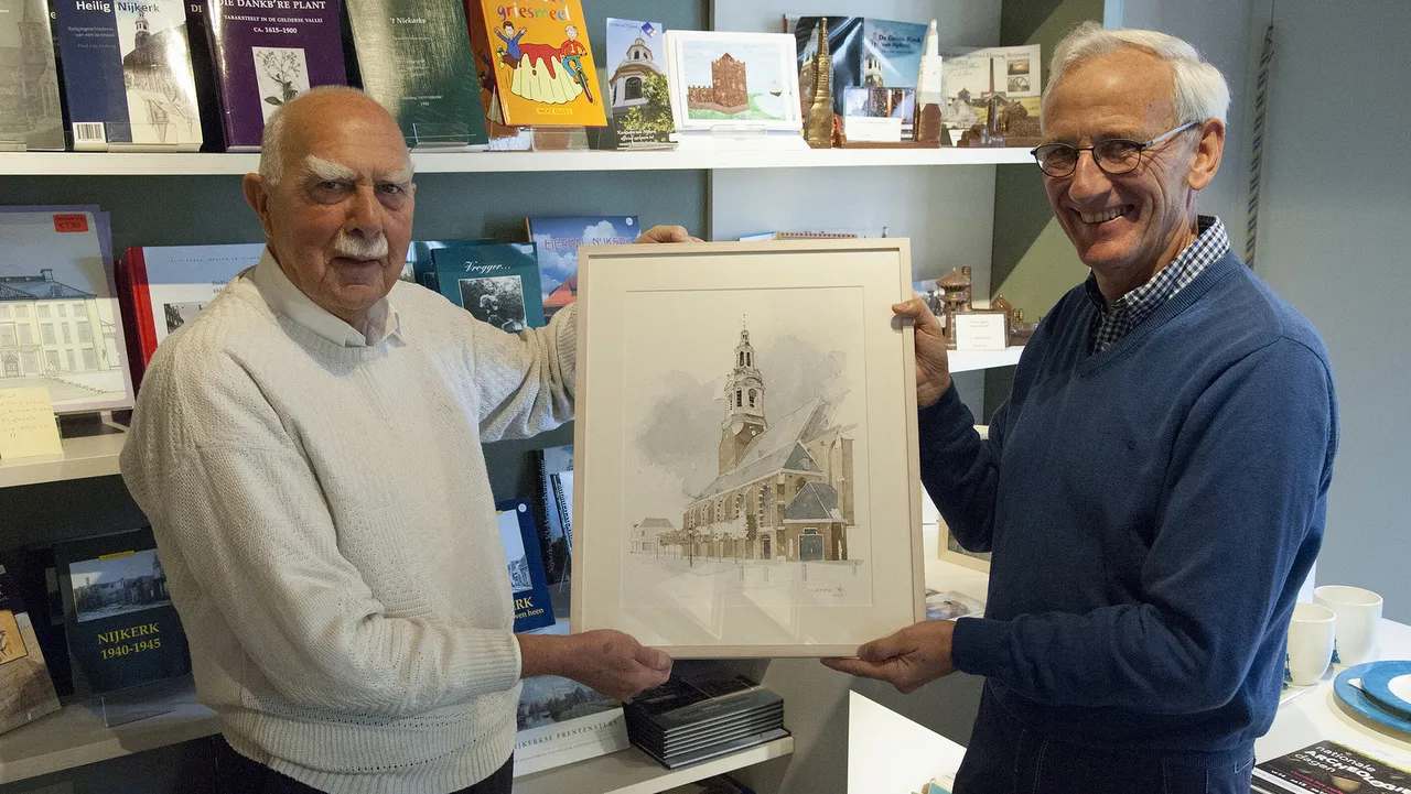2016 10 20 museum cor vd braber overhandigt aquarel toren aan son foto gerrit van de veen