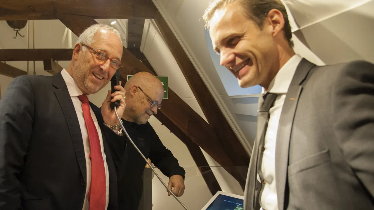 2016 11 10 onthulling info zuil klokkenspel ver foto gerrit van de veen 05