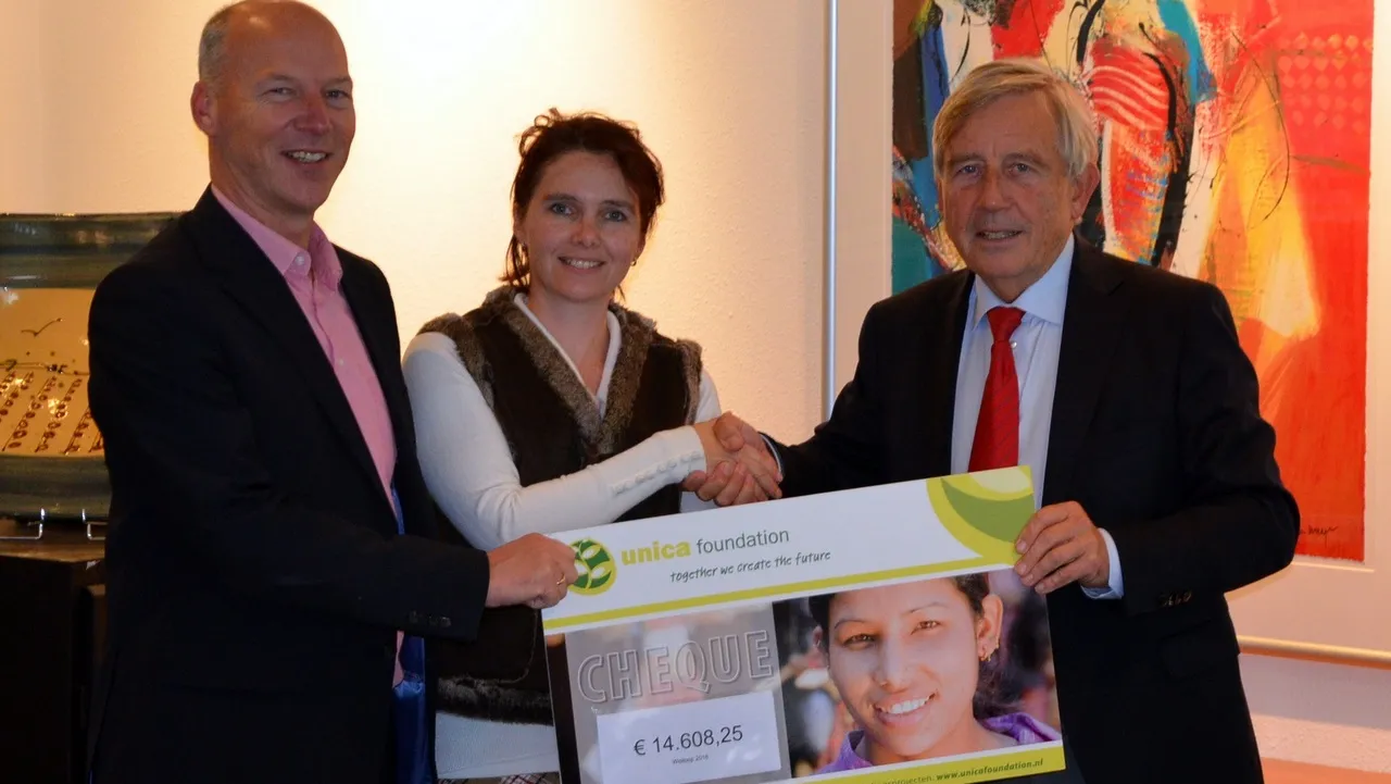 2016 11 14 unica overhandiging cheque opbrengst welloop 2016