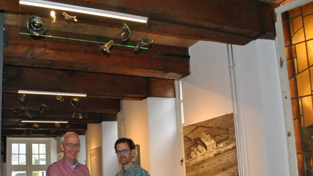 2016 11 25 harm visser overhandigt lichtkunstwerk aan jan cozijnsen voorzitter museum nijkerk1