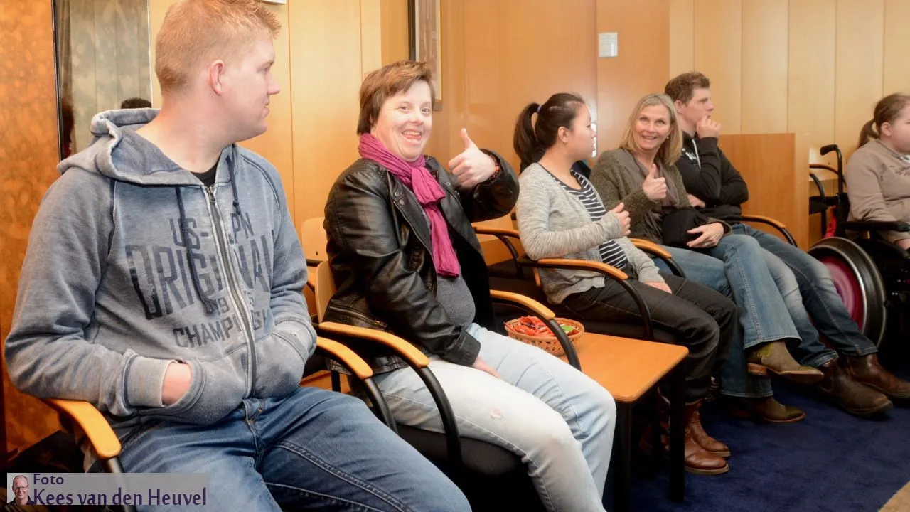 2017 01 20 postkamer 20 1 bezoek gemeentehuis duim omhoog