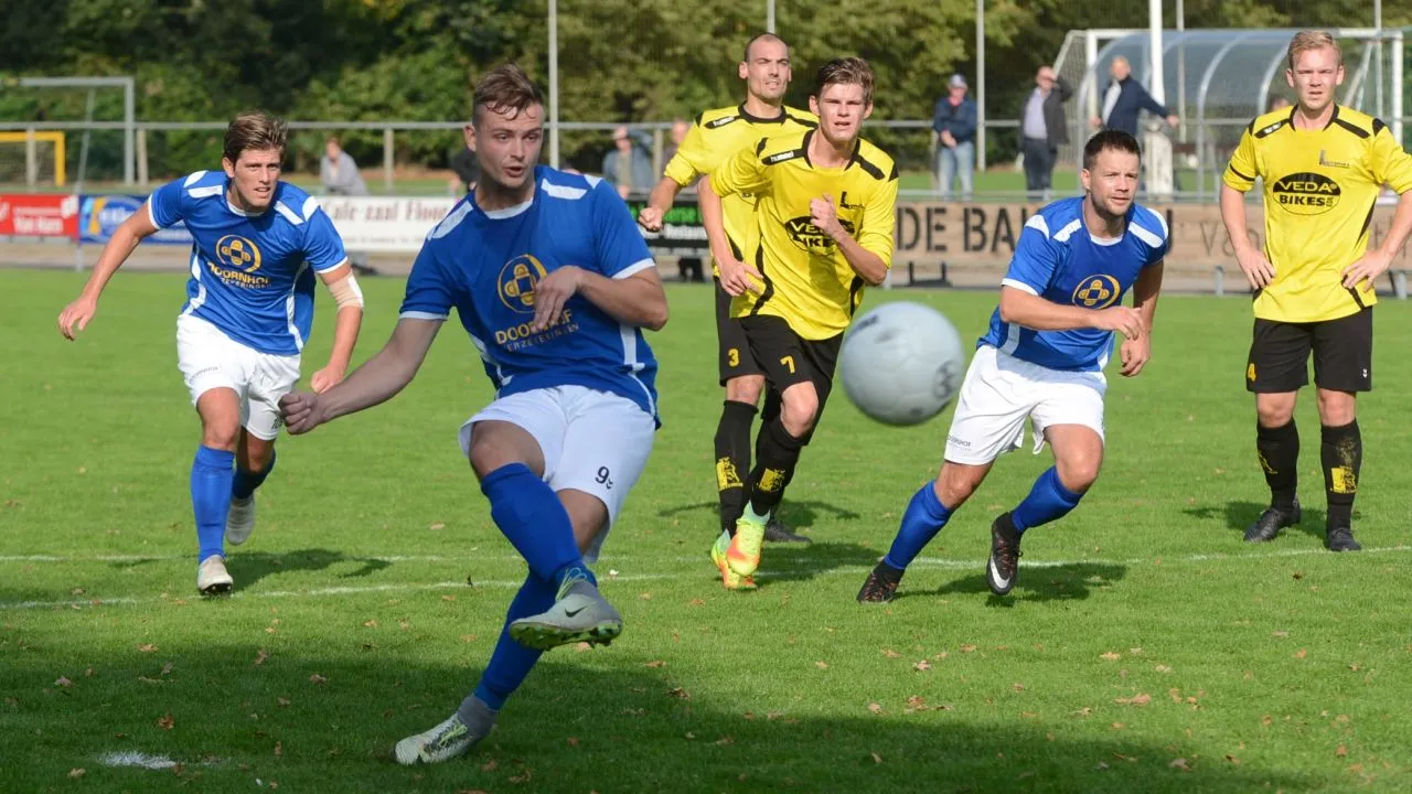 2017 10 14 veensche boys lunteren 14 10 brouwer penalty