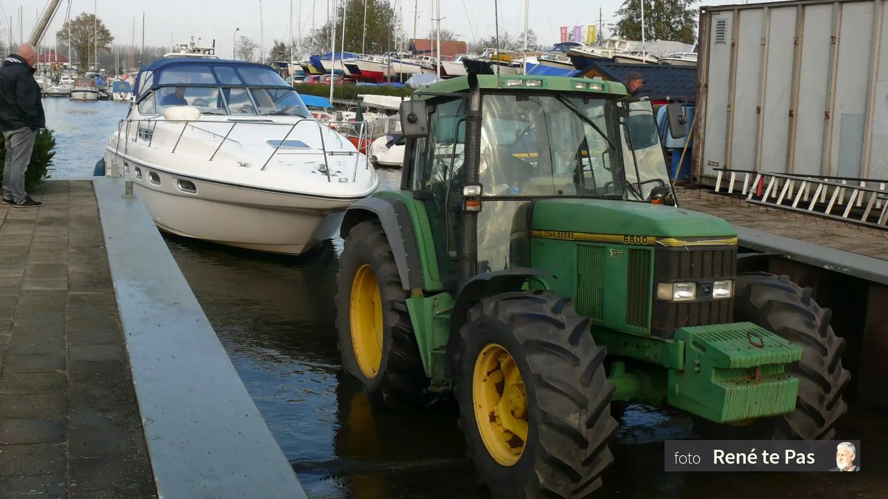 2017 11 05 boten uit het water voor de winter bij de jachthaven de de zuidwal r te pas17