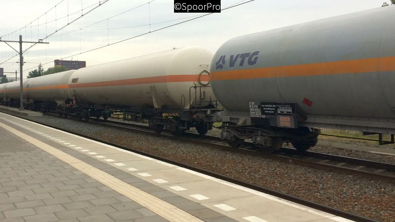 2017 11 22 chlor een goederentrein met gevaarlijke stoffen op treinstation tilburg centraal