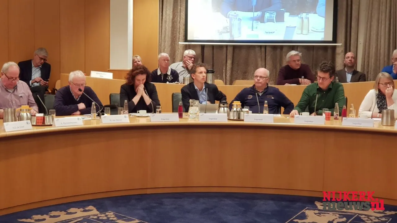 2017 12 07 raad met veel insprerekers 1