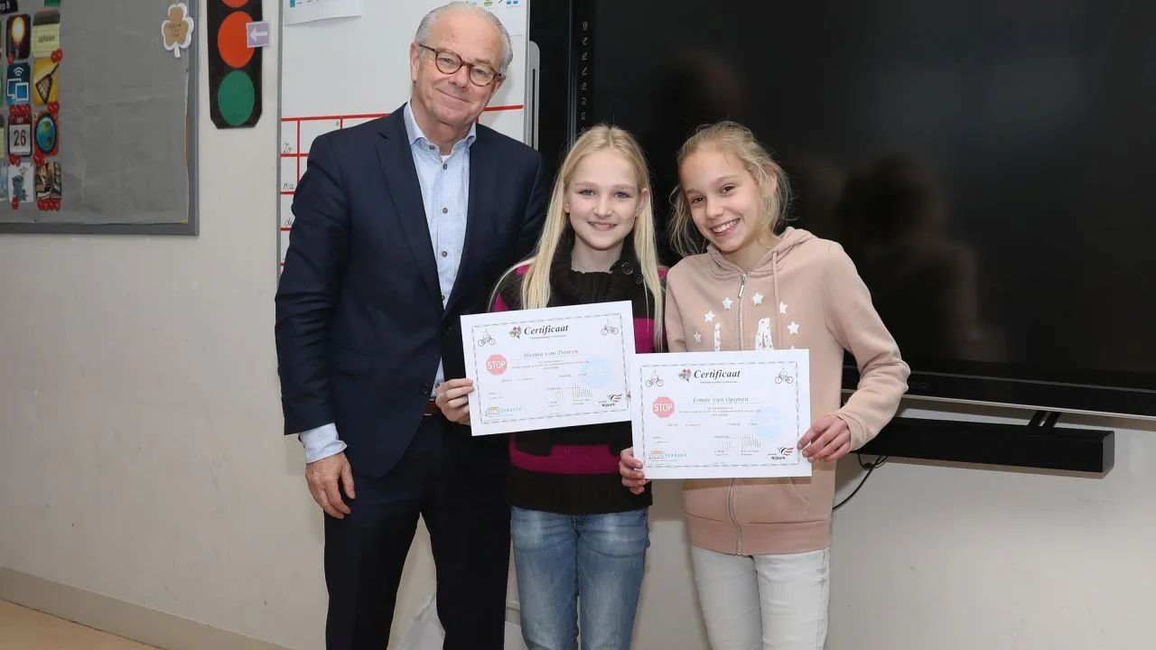 2017 12 19 wethouder feliciteert twee leerlingen verkeersexamen