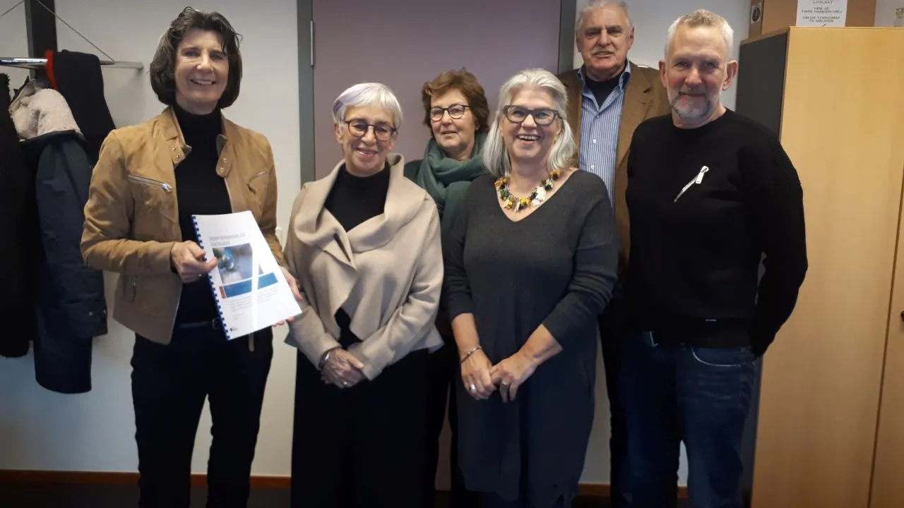 2017 12 22 rapport dementievriendelijk hoevelaken uitgereikt aan wethouder marly klein