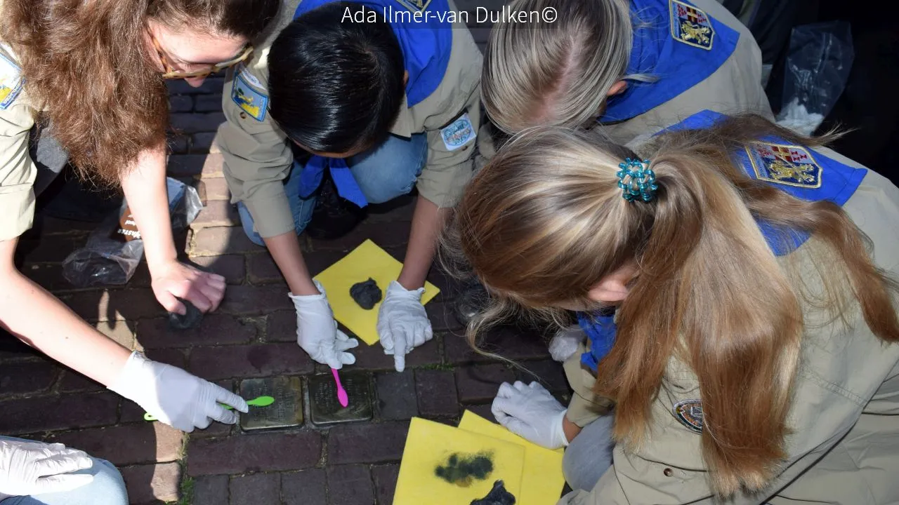 2018 04 22 nijkerkse scouts reinigen de struikelstenen aan het singel foto ada ilmer van dulken
