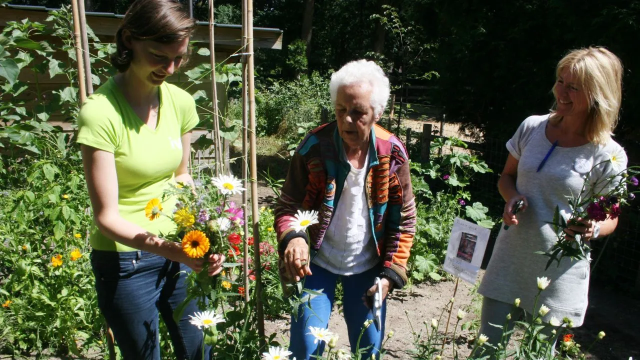 2018 09 10 natuurbeleving zorgerf buiten verblijf pluktuin grijs groen gelukkig