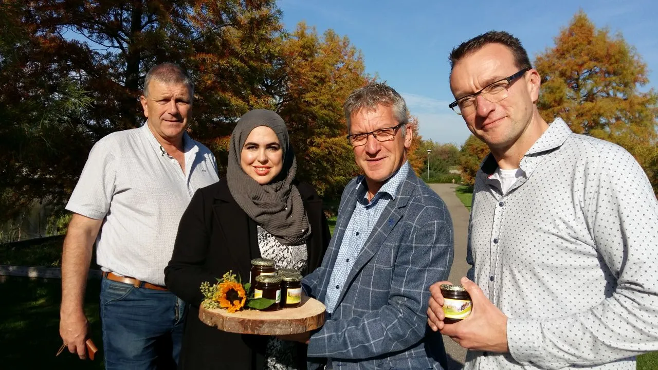 2018 10 14 eerste bijenhoning wijk corlaer in nijkerk voor wethouder