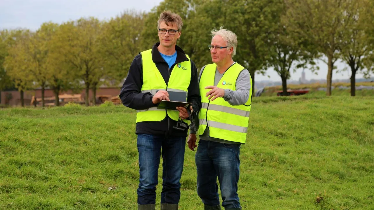 2018 10 30 heemraad schoonman links tijdens een eerdere slootcontrole samen met een medewerker